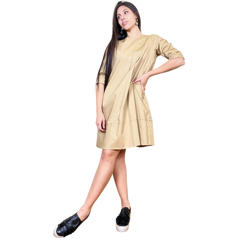 Abito Midi con Piega Beige Abito Midi in Cotone Colore: Sabbia Scollo Ovale Manica 3/4 Taglio Svasato Piccola chiusura sul retro Tasche Laterali a scomparsa Doppia Pences Punto Vita Accentuato Composizione 98% Cotone 2% Elastan Vestibilità: Regular Taglia Unica Made in Italy Prodotto da Wendy Trendy Distribuito da 28dot8™