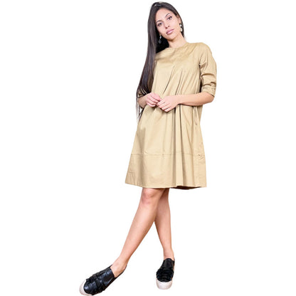 Abito Midi con Piega Beige Abito Midi in Cotone Colore: Sabbia Scollo Ovale Manica 3/4 Taglio Svasato Piccola chiusura sul retro Tasche Laterali a scomparsa Doppia Pences Punto Vita Accentuato Composizione 98% Cotone 2% Elastan Vestibilità: Regular Taglia Unica Made in Italy Prodotto da Wendy Trendy Distribuito da 28dot8™