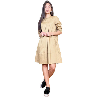 Abito Midi con Piega Beige Abito Midi in Cotone Colore: Sabbia Scollo Ovale Manica 3/4 Taglio Svasato Piccola chiusura sul retro Tasche Laterali a scomparsa Doppia Pences Punto Vita Accentuato Composizione 98% Cotone 2% Elastan Vestibilità: Regular Taglia Unica Made in Italy Prodotto da Wendy Trendy Distribuito da 28dot8™