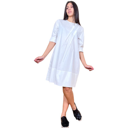 Abito midi con Piega Abito Midi in Cotone Colore: Bianco Scollo Ovale Manica 3/4 Taglio Svasato Piccola chiusura sul retro Tasche Laterali a scomparsa Doppia Pences Punto Vita Accentuato Composizione 98% Cotone 2% Elastam Vestibilità Regular Taglia Unica Made in Italy Prodotto da Wendy Trendy Distribuito da 28dot8™