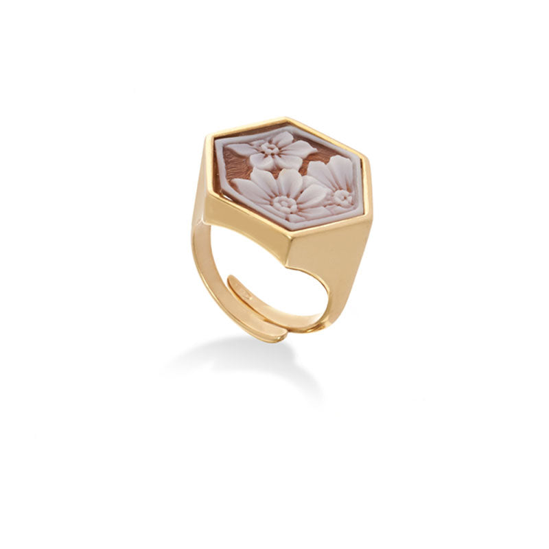 Articolo: Anello Cammeo Esagonale con Incisione Floreale Materiale Struttura: Argento giallo 925  Superficie: incisa a mano perfetta ed integra Lucentezza: Molto alta Colore Cammeo: Rilievo Bianco Materiale Cammeo: Conchiglia Naturale Sardonica Incisione Cammeo: Motivo Floreale Forma e dimensione Cammeo: Esagonale ±20mm Montatura: Fascia aperta regolabile in argento giallo 925