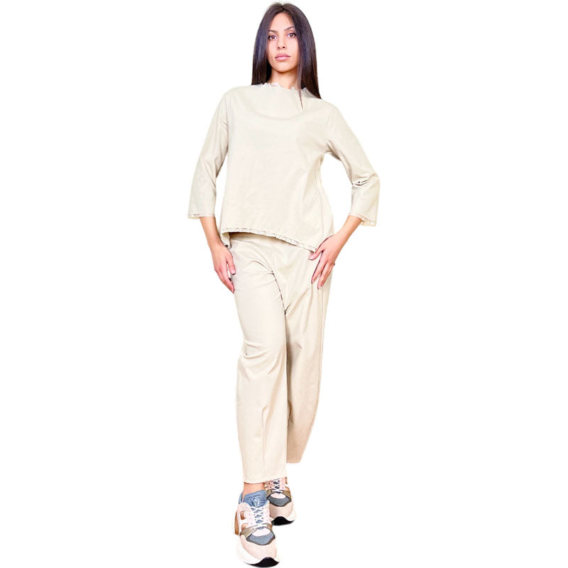 Blusa Cropped con Rouches Beige Blusa Cropped Stretch in Punto Milano Dettaglio Bordure con Rouches Collo Tondo Manica 3/4 Spalla Regolare Orlo Taglio Vivo con Rouches anteriori Retro leggermente più lungo Vestibilità  Over Colore: Beige Taglia Unica Made in Italy Prodotto da Wendy Trendy Distribuito da 28dot8 