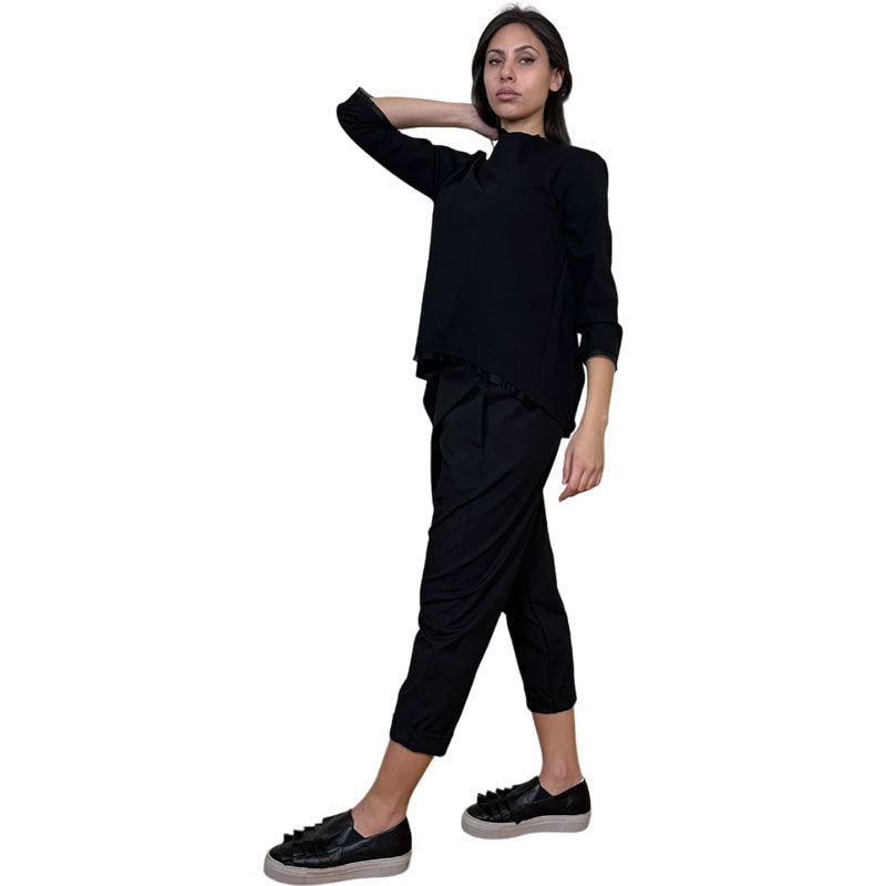 Blusa Cropped con Rouches Nera Blusa Cropped Stretch in Punto Milano Dettaglio Bordure con Rouches Collo Tondo Manica 3/4 Spalla Regolare Orlo Taglio Vivo con Rouches anteriori Retro leggermente piùlungo Vestibilità Over Colore: Nera Taglia Unica Made in Italy Prodotto da Wendy Trendy Distribuito da 28dot8