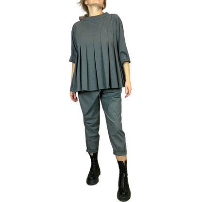 Genere Femminile Blusa a Pieghe con Collo a Barca Grigia Blusa taglio svasato Collo a Barca Maniche lunghe Spalla regolare Vestibilità ampia e comoda Vestibilità Over Colore: Grigio Composizione Tessuto: 63%PL 35%VI 2%EA Taglia unica Made in Italy Prodotto da Wendy Trendy Distribuito da 28dot8™