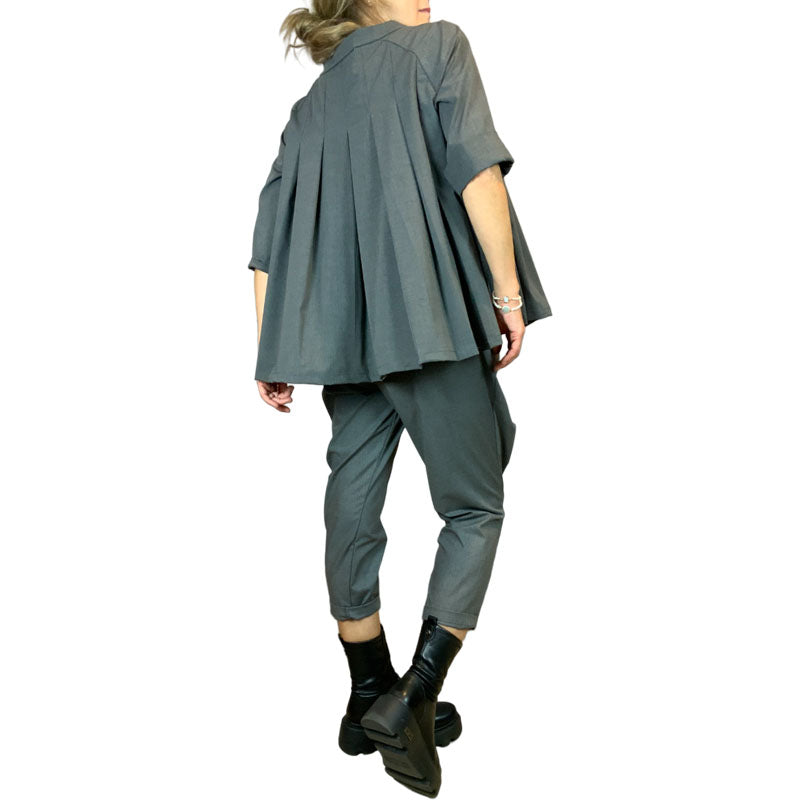 Genere Femminile Blusa a Pieghe con Collo a Barca Grigia Blusa taglio svasato Collo a Barca Maniche lunghe Spalla regolare Vestibilità ampia e comoda Vestibilità Over Colore: Grigio Composizione Tessuto: 63%PL 35%VI 2%EA Taglia unica Made in Italy Prodotto da Wendy Trendy Distribuito da 28dot8™