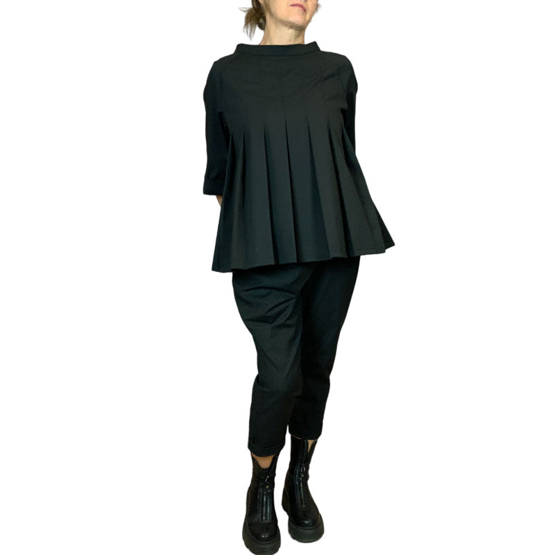 Genere Femminile Blusa a Pieghe con Collo a Barca Nera Blusa taglio svasato Collo a Barca Maniche lunghe Spalla regolare Vestibilità ampia e comoda Vestibilità Over Colore: Nero Composizione Tessuto: 63%PL 35%VI 2%EA Taglia unica Made in Italy Prodotto da Wendy Trendy Distribuito da 28dot8™