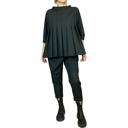 Genere Femminile Blusa a Pieghe con Collo a Barca Nera Blusa taglio svasato Collo a Barca Maniche lunghe Spalla regolare Vestibilità ampia e comoda Vestibilità Over Colore: Nero Composizione Tessuto: 63%PL 35%VI 2%EA Taglia unica Made in Italy Prodotto da Wendy Trendy Distribuito da 28dot8™