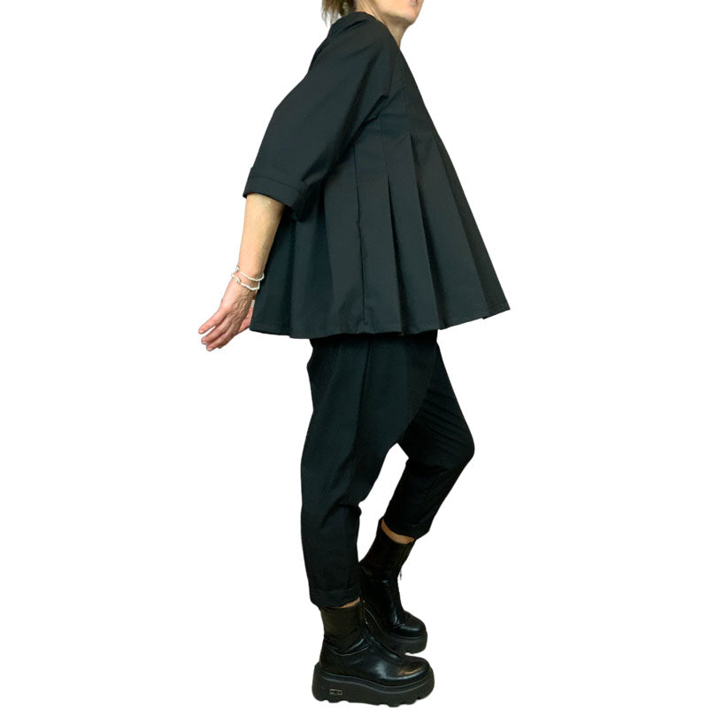 Genere Femminile Blusa a Pieghe con Collo a Barca Nera Blusa taglio svasato Collo a Barca Maniche lunghe Spalla regolare Vestibilità ampia e comoda Vestibilità Over Colore: Nero Composizione Tessuto: 63%PL 35%VI 2%EA Taglia unica Made in Italy Prodotto da Wendy Trendy Distribuito da 28dot8™