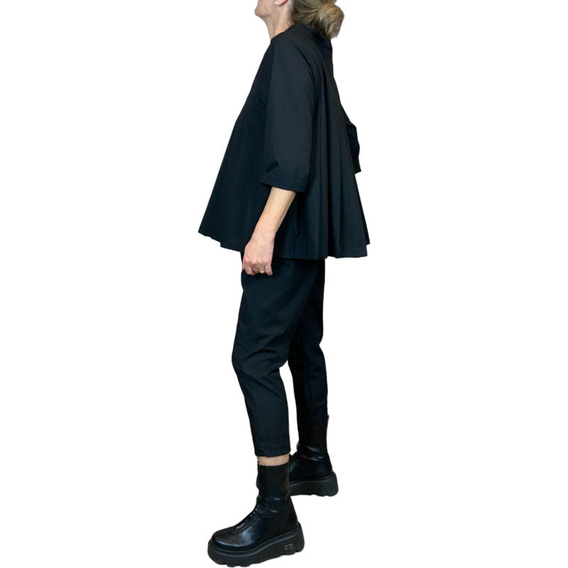 Genere Femminile Blusa a Pieghe con Collo a Barca Nera Blusa taglio svasato Collo a Barca Maniche lunghe Spalla regolare Vestibilità ampia e comoda Vestibilità Over Colore: Nero Composizione Tessuto: 63%PL 35%VI 2%EA Taglia unica Made in Italy Prodotto da Wendy Trendy Distribuito da 28dot8™