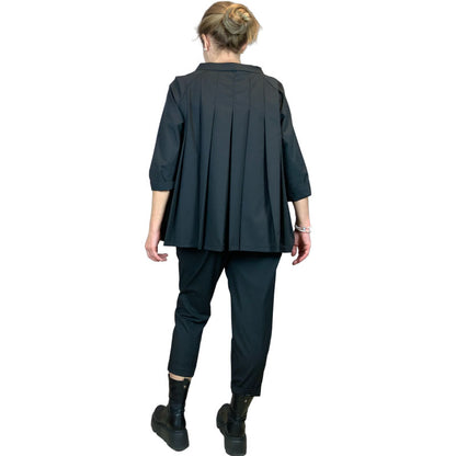 Genere Femminile Blusa a Pieghe con Collo a Barca Nera Blusa taglio svasato Collo a Barca Maniche lunghe Spalla regolare Vestibilità ampia e comoda Vestibilità Over Colore: Nero Composizione Tessuto: 63%PL 35%VI 2%EA Taglia unica Made in Italy Prodotto da Wendy Trendy Distribuito da 28dot8™