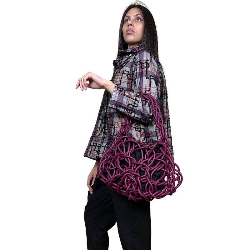 L'elegante Borsa Chic Vinaccio è realizzata in neoprene di alta qualità, garantendo una durata eccezionale. Con il suo colore vinaccio vibrante, è perfetta per aggiungere un tocco di eleganza ai tuoi outfit quotidiani. Dotata di una tasca interna, questa borsa ti offre la versatilità di trasportare comodamente tutto ciò di cui hai bisogno. Sia per l'ufficio che per una serata fuori, la borsa chic in neoprene vinaccio è la tua compagna ideale. 