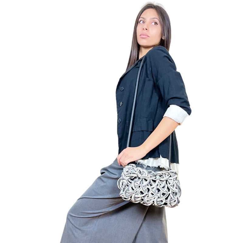 Se stai cercando un accessorio versatile che unisca stile e praticità, la Borsa Easy in Neoprene Mix di Grigi è la scelta ideale. Realizzata in neoprene di prima qualità, questa borsa è leggera, resistente all'acqua e facile da pulire. La sua combinazione di tonalità di grigio conferisce un tocco di eleganza e si abbina perfettamente a qualsiasi outfit, sia che tu stia andando a lavoro o a una serata fuori la Borsa Easy in Neoprene Mix di Grigi è la scelta perfetta.