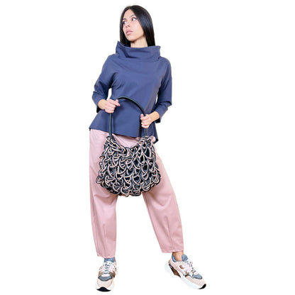 Scopri la Borsa in Neoprene Charmy Mix di Rosa, l'accessorio alla moda perfetto per ogni occasione. Realizzata con materiali di alta qualità, questa borsa è leggera, resistente e offre spazio sufficiente per le tue necessità quotidiane. Con il suo design elegante e la praticità del neoprene, la Borsa Charmy Mix Rosa è la scelta ideale per uno stile contemporaneo e funzionale.