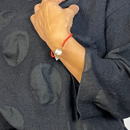 Bracciale Corallo e Cammeo da donna, con cammeo centrale con volto, corallo rosso naturale del Mediterraneo e circonferenza elastica. Interamente realizzato a mano in Italia e distribuito da 28dot8™.   Il Bracciale Corallo e Cammeo è completo di certificato di garanzia, che ne garantisce la provenienza della materia prima, la qualità e tante altre informazioni. Per altre info non esitare a contattarci.