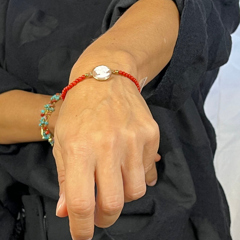 Bracciale Corallo e Cammeo da donna, con cammeo centrale con volto, corallo rosso naturale del Mediterraneo e circonferenza elastica. Interamente realizzato a mano in Italia e distribuito da 28dot8™.   Il Bracciale Corallo e Cammeo è completo di certificato di garanzia, che ne garantisce la provenienza della materia prima, la qualità e tante altre informazioni. Per altre info non esitare a contattarci.