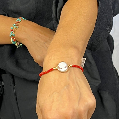 Bracciale Corallo e Cammeo da donna, con cammeo centrale con volto, corallo rosso naturale del Mediterraneo e circonferenza elastica. Interamente realizzato a mano in Italia e distribuito da 28dot8™.   Il Bracciale Corallo e Cammeo è completo di certificato di garanzia, che ne garantisce la provenienza della materia prima, la qualità e tante altre informazioni. Per altre info non esitare a contattarci.