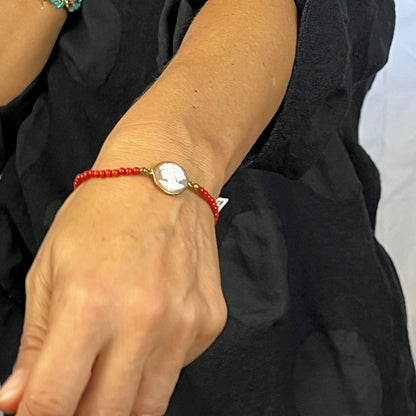 Bracciale Corallo e Cammeo da donna, con cammeo centrale con volto, corallo rosso naturale del Mediterraneo e circonferenza elastica. Interamente realizzato a mano in Italia e distribuito da 28dot8™.   Il Bracciale Corallo e Cammeo è completo di certificato di garanzia, che ne garantisce la provenienza della materia prima, la qualità e tante altre informazioni. Per altre info non esitare a contattarci.