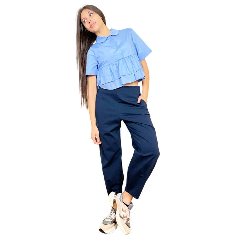 Camicia Balza Bon Ton Azzurra Colore Azzurra Camicia Corta in Tessuto Cotone Elasticizzato Colletto Tondo Maniche Corte Ampie Dettaglio Orlo a Doppia Balza Chiusura a Due Bottoni Taglio Squadrato Vestibilità comoda Taglia Unica Vestibilità Regular Composizione Tessuto 98%CO 2%EA Made in Italy Prodotto da Wendy Trendy