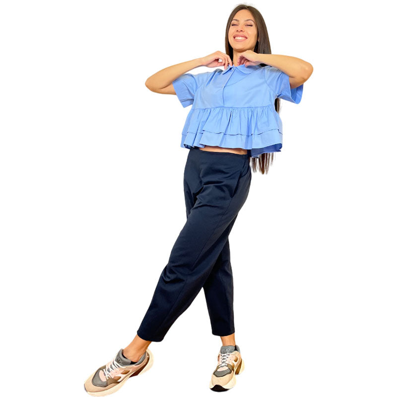 Camicia Balza Bon Ton Azzurra Colore Azzurra Camicia Corta in Tessuto Cotone Elasticizzato Colletto Tondo Maniche Corte Ampie Dettaglio Orlo a Doppia Balza Chiusura a Due Bottoni Taglio Squadrato Vestibilità comoda Taglia Unica Vestibilità Regular Composizione Tessuto 98%CO 2%EA Made in Italy Prodotto da Wendy Trendy