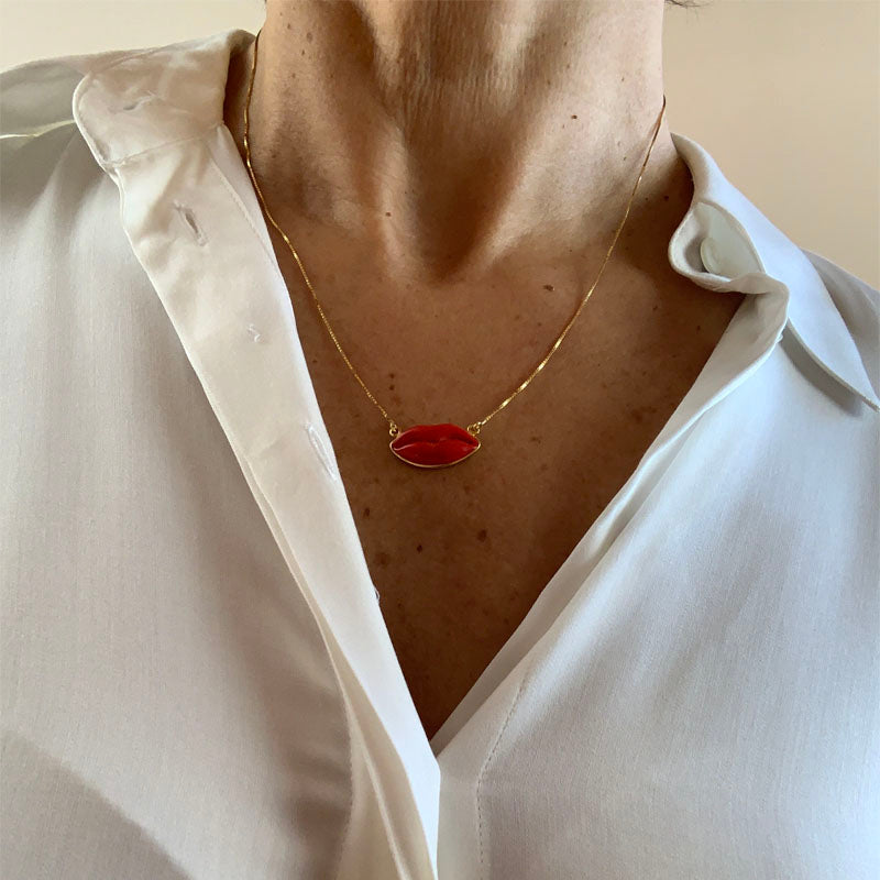 Collana Argento con Bocca Lolita in Pasta di Corallo Rossa del Mediterraneo interamente realizzata a mano in Italia, dai Maestri del Corallo di Torre del Greco, e montata con catenina in maglia liscia argento 925 e ciondolo a forma di bocca. La forma della bocca lolita in corallo rosso è diventata molto popolare e ricercata grazie alla fiction Rai Lolita Lobosco, diventando un emblema di femminilità e un amuleto da indossare tutti i giorni.