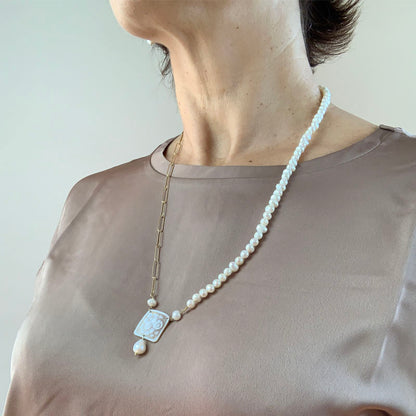 Collana in argento 925 con Mini Cammeo Centrale Quadrato con motivo Floreale e pendente di perla, Nichel Free. Cammeo montato su Collana Catena a Graffette in argento 925% colore oro e Perle di Fiume. Inciso a mano con cura e precisione con motivi Floreali su Conchiglia Sardonica, proveniente dal Bacino del Mediterraneo, per creare un effetto decorativo unico.