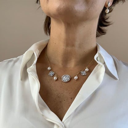 Collana Choker in argento 925% con Mini Cammei e Perle di Fiume pendenti. Cammeo Centrale tondo e Cammei laterali quadrati con motivi Floreali montati su Collana Catena Rolò in argento 925% colore oro, Nichel Free e Perle di fiume. Cammeo inciso a mano con cura e precisione con motivi Floreali su Conchiglia Sardonica, proveniente dal Bacino del Mediterraneo, per creare un effetto decorativo unico.