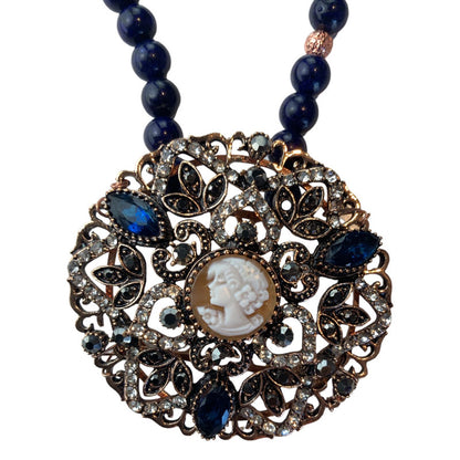 Genere Femminile Collana Lunga con Pietra dura blu  Ciondolo in Ottone Visson con Zirconi, Cristalli e Cammeo Centrale Cammeo con Volto di Donna Chiusura con Asola e Bottone Collana Interamente Realizzata a Mano in Italia Made in Italy Distribuito da 28dot8™  