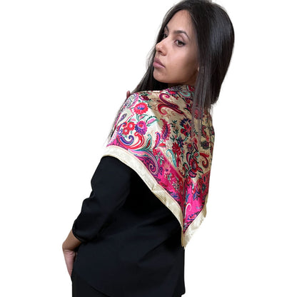 Foulard Gioiello con Pietre Dure Ametista Donna Composizione Foulard: Poliestere con Pietre Dure Ametista Foulard Realizzato Interamente a Mano in Italia Tessuto: Fantasia Fiorita e raffinata nei toni dei beige, rosa, fucsia, verde. Dettaglio: chiusura gancio con pendenti boules e Pietre Dure Pietra: Ametista Gancio in acciaio ad anello con pendente