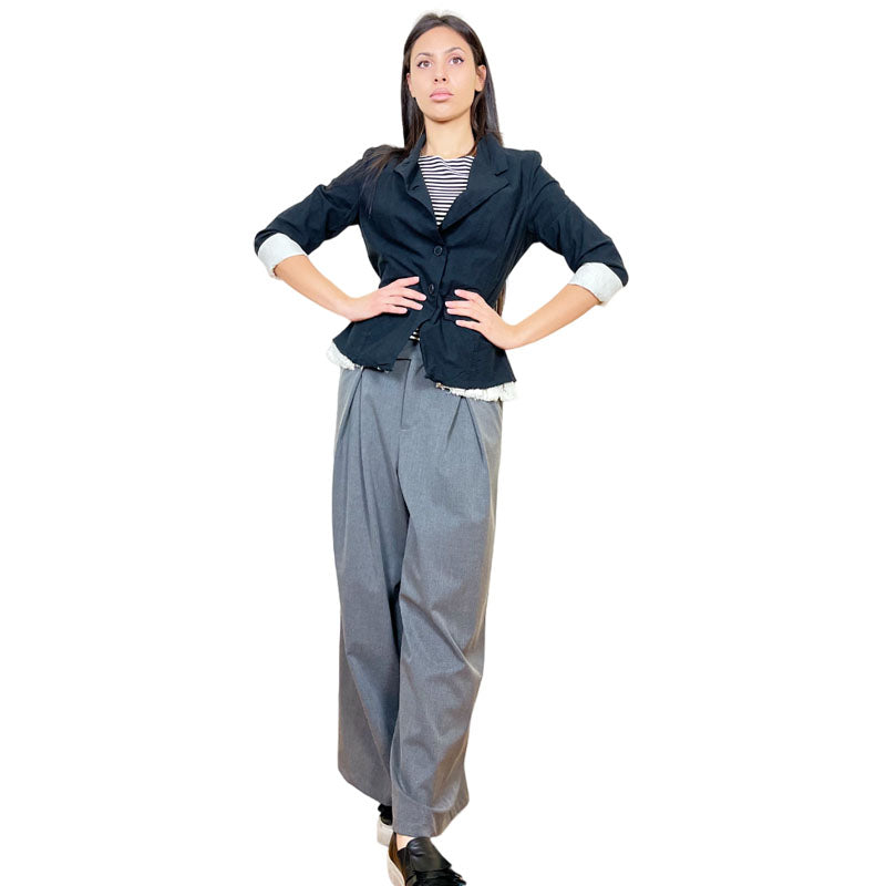 Giacca Cropped Nera Donna Tessuto Cotone Doppiato Fodera 100% Cotone Color Panna Giacca Cropped Colore Nero/Panna Collo Giacca Orlo Taglio Vivo Chiusura Frontale con Bottoni Punto Vita Accentuato Taglio Cropped  Vestibilità Aderente  Made in Italy Prodotto da Wendy trendy Distribuito da 28dot8™ 