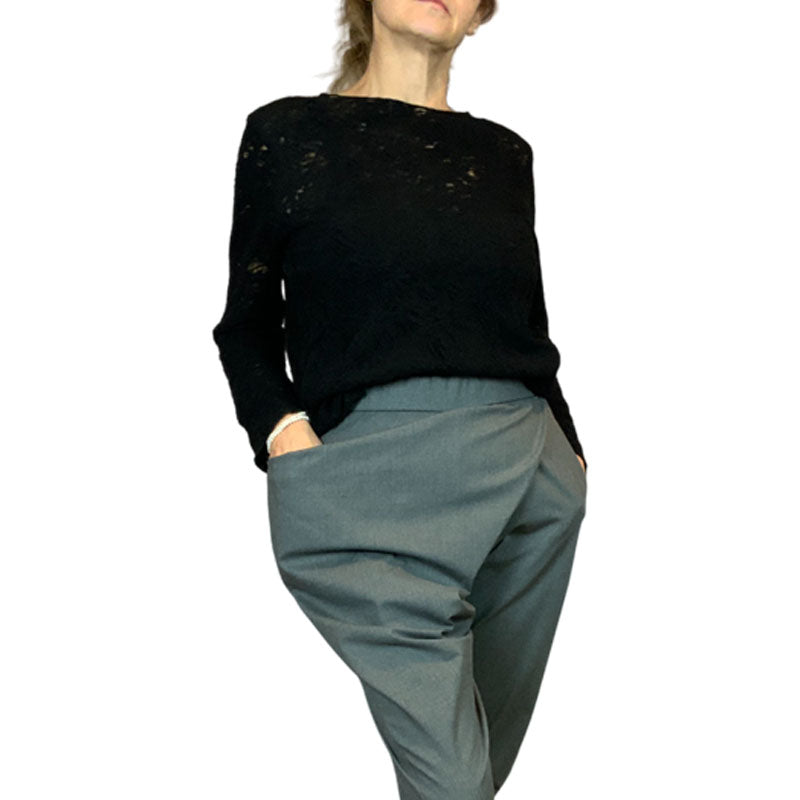 Genere femminile Maglia in Lana effetto Pizzo Taglio Svasato Scollo ovale Maniche Lunghe Spalla Regolare Vestibilità comoda ed elegante Vestibilità Over Colore: Nero Taglia unica Composizione Tessuto: 70%WO 25%PA 5%AF Made in Italy Prodotto da Wendy Trendy Distribuito da 28dot8™