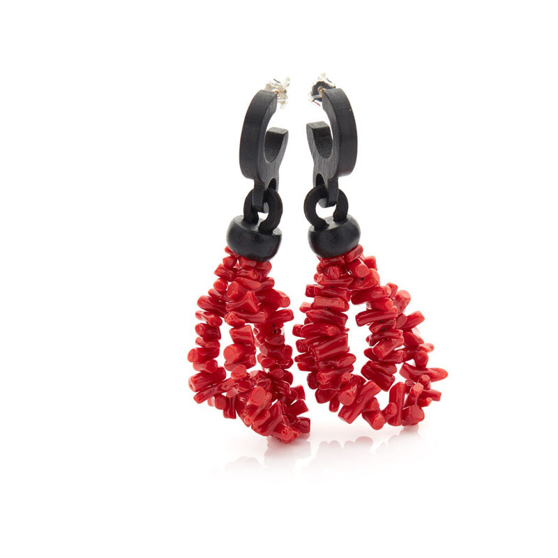 I nostri Orecchini in Corallo Rosso Cupolini ed Ebano incarnano l'eleganza e la maestria artigianale italiana. Realizzati con Corallo Rosso di prima scelta extra proveniente dal Bacino del Mediterraneo. La forma Cupolini del Corallo e la profondità del suo colore aggiungono un tocco di sofisticatezza. L'Ebano e l'Argento completano il design raffinato, garantendo una chiusura sicura con la clip in Argento. Questi Orecchini sono un capolavoro unico da poter indossare tutti i giorni.