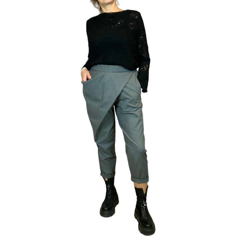  Pantalone Grigio con Piega Frontale Donna Tessuto liscio misto viscosa Fascia in vita elasticizzata Dettaglio drappeggio a pieghe frontale Tasca laterale a sinistra inserita nella cucitura Tasca a filetto sul retro Vestibilità comoda Colore Grigio Vestibilità Over Composizione Tessuto: 64%PL 33%VI 3%EA Taglia Unica Made in Italy Prodotto da Wendy Trendy Distribuito da 28dot8™