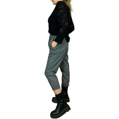  Pantalone Grigio con Piega Frontale Donna Tessuto liscio misto viscosa Fascia in vita elasticizzata Dettaglio drappeggio a pieghe frontale Tasca laterale a sinistra inserita nella cucitura Tasca a filetto sul retro Vestibilità comoda Colore Grigio Vestibilità Over Composizione Tessuto: 64%PL 33%VI 3%EA Taglia Unica Made in Italy Prodotto da Wendy Trendy Distribuito da 28dot8™