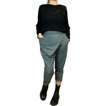  Pantalone Grigio con Piega Frontale Donna Tessuto liscio misto viscosa Fascia in vita elasticizzata Dettaglio drappeggio a pieghe frontale Tasca laterale a sinistra inserita nella cucitura Tasca a filetto sul retro Vestibilità comoda Colore Grigio Vestibilità Over Composizione Tessuto: 64%PL 33%VI 3%EA Taglia Unica Made in Italy Prodotto da Wendy Trendy Distribuito da 28dot8™