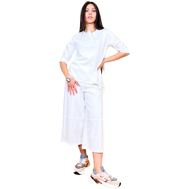 Pantalone Palazzo in Punto Milano Bianco Donna Pantalone Culotte Fascia elasticizzata in vita Vita alta Cavallo regolare Dettaglio cucitura sotto il ginocchio Taglio Palazzo Colore Bianco Comoda vestibilità Vestibilità Over Composizione Tessuto 52%CO 40%PA 8%EA Taglia Unica Made in Italy Prodotto da Wendy Trendy Distribuito da 28dot8™