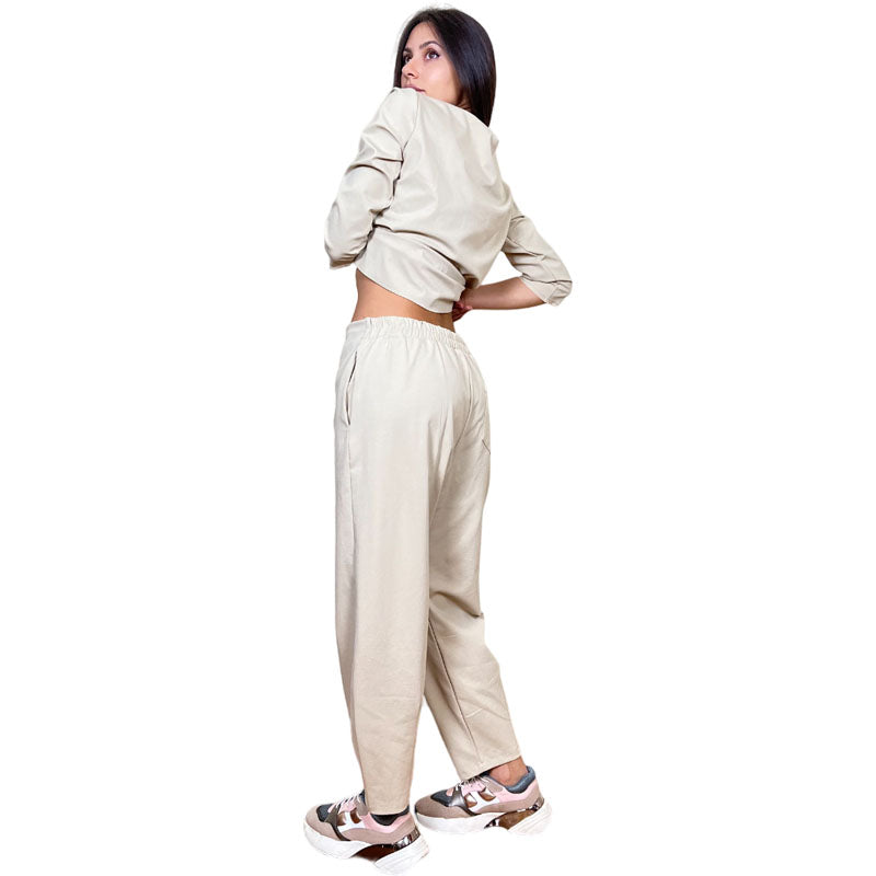 Pantalone Punto Milano con Pinces Caviglia Beige Dettaglio Pinces caviglia Fascia elasticizzata posteriore Cavallo regolare Tasche laterali a filo  Tasca posteriore Taglio dritto leggermente ristretto alla caviglia Colore: Beige Comoda vestibilità Taglia Unica Made in Italy Prodotto da Wendy Trendy Distribuito da 28dot8