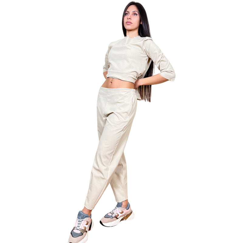 Pantalone Punto Milano con Pinces Caviglia Beige Dettaglio Pinces caviglia Fascia elasticizzata posteriore Cavallo regolare Tasche laterali a filo  Tasca posteriore Taglio dritto leggermente ristretto alla caviglia Colore: Beige Comoda vestibilità Taglia Unica Made in Italy Prodotto da Wendy Trendy Distribuito da 28dot8