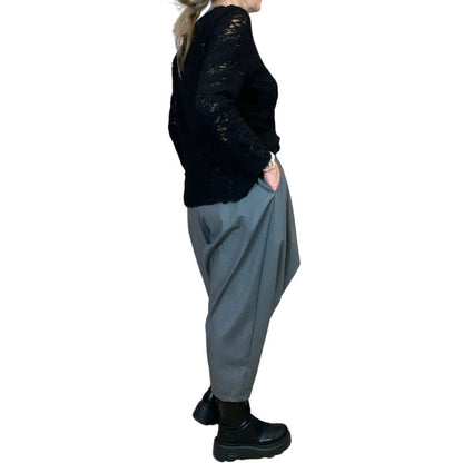 Genere Femminile Pantalone con Chiusura a Portafoglio Grigio Donna Tessuto in misto viscosa Fascia elasticizzata in vita con passanti per cintura Dettaglio chiusura a portafoglio con bottone centrale Tasche laterali a scomparsa Vestibilità morbida e comoda Colore: Grigio Vestibilità Over Composizione Tessuto: 64%PL 33%VI 3%EA Taglia Unica Made in Italy Prodotto da Wendy Trendy Distribuito da 28dot8™