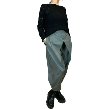 Genere Femminile Pantalone con Chiusura a Portafoglio Grigio Donna Tessuto in misto viscosa Fascia elasticizzata in vita con passanti per cintura Dettaglio chiusura a portafoglio con bottone centrale Tasche laterali a scomparsa Vestibilità morbida e comoda Colore: Grigio Vestibilità Over Composizione Tessuto: 64%PL 33%VI 3%EA Taglia Unica Made in Italy Prodotto da Wendy Trendy Distribuito da 28dot8™