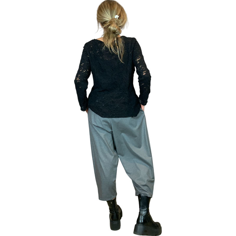 Genere Femminile Pantalone con Chiusura a Portafoglio Grigio Donna Tessuto in misto viscosa Fascia elasticizzata in vita con passanti per cintura Dettaglio chiusura a portafoglio con bottone centrale Tasche laterali a scomparsa Vestibilità morbida e comoda Colore: Grigio Vestibilità Over Composizione Tessuto: 64%PL 33%VI 3%EA Taglia Unica Made in Italy Prodotto da Wendy Trendy Distribuito da 28dot8™