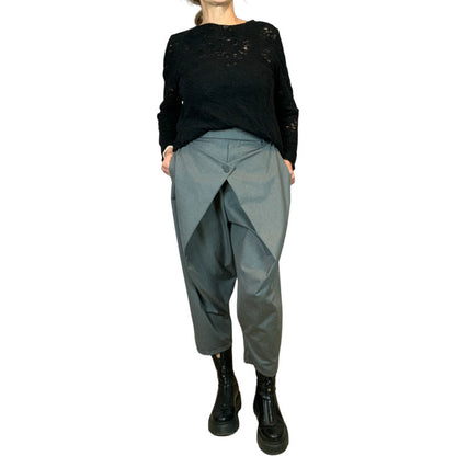 Genere Femminile Pantalone con Chiusura a Portafoglio Grigio Donna Tessuto in misto viscosa Fascia elasticizzata in vita con passanti per cintura Dettaglio chiusura a portafoglio con bottone centrale Tasche laterali a scomparsa Vestibilità morbida e comoda Colore: Grigio Vestibilità Over Composizione Tessuto: 64%PL 33%VI 3%EA Taglia Unica Made in Italy Prodotto da Wendy Trendy Distribuito da 28dot8™