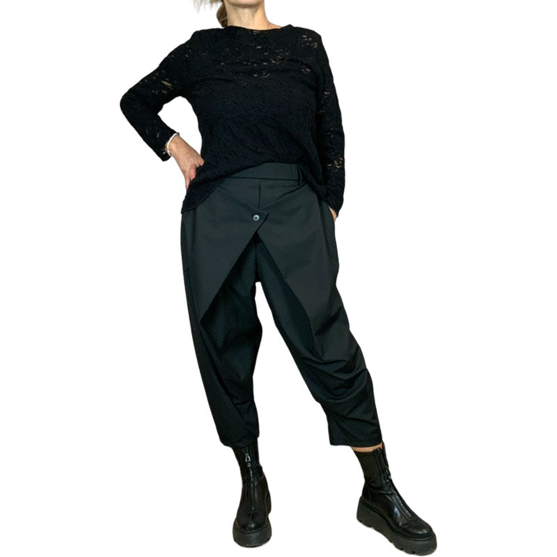 Genere Femminile Pantalone con Chiusura a Portafoglio Nero Tessuto in misto viscosa Fascia elasticizzata in vita con passanti per cintura Dettaglio chiusura a portafoglio con bottone centrale Tasche laterali a scomparsa Vestibilità morbida e comoda Colore: Nero Vestibilità Over Composizione Tessuto: 64%PL 33%VI 3%EA Taglia Unica Made in Italy Prodotto da Wendy Trendy Distribuito da 28dot8™