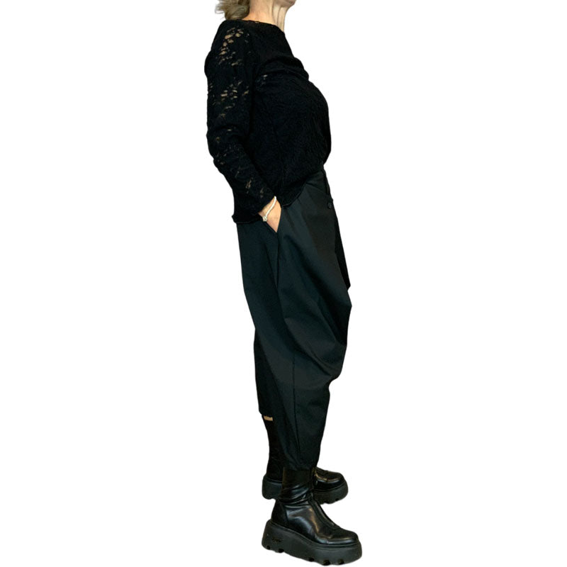 Genere Femminile Pantalone con Chiusura a Portafoglio Nero Tessuto in misto viscosa Fascia elasticizzata in vita con passanti per cintura Dettaglio chiusura a portafoglio con bottone centrale Tasche laterali a scomparsa Vestibilità morbida e comoda Colore: Nero Vestibilità Over Composizione Tessuto: 64%PL 33%VI 3%EA Taglia Unica Made in Italy Prodotto da Wendy Trendy Distribuito da 28dot8™