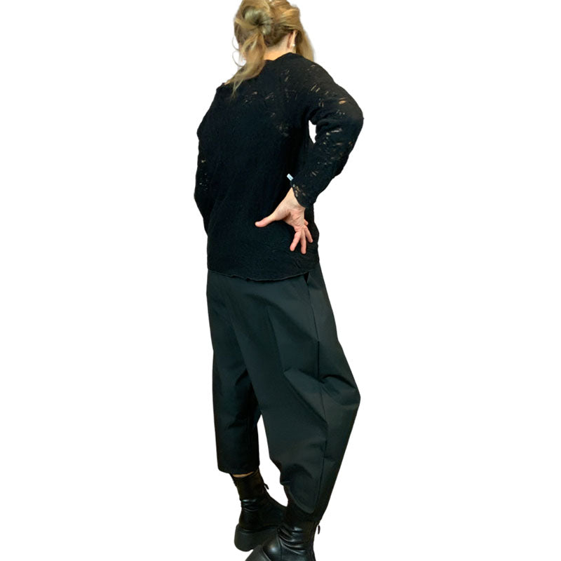 Genere Femminile Pantalone con Chiusura a Portafoglio Nero Tessuto in misto viscosa Fascia elasticizzata in vita con passanti per cintura Dettaglio chiusura a portafoglio con bottone centrale Tasche laterali a scomparsa Vestibilità morbida e comoda Colore: Nero Vestibilità Over Composizione Tessuto: 64%PL 33%VI 3%EA Taglia Unica Made in Italy Prodotto da Wendy Trendy Distribuito da 28dot8™