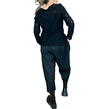 Genere Femminile Pantalone con Chiusura a Portafoglio Nero Tessuto in misto viscosa Fascia elasticizzata in vita con passanti per cintura Dettaglio chiusura a portafoglio con bottone centrale Tasche laterali a scomparsa Vestibilità morbida e comoda Colore: Nero Vestibilità Over Composizione Tessuto: 64%PL 33%VI 3%EA Taglia Unica Made in Italy Prodotto da Wendy Trendy Distribuito da 28dot8™