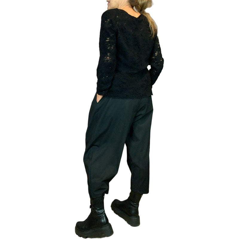 Genere Femminile Pantalone con Chiusura a Portafoglio Nero Tessuto in misto viscosa Fascia elasticizzata in vita con passanti per cintura Dettaglio chiusura a portafoglio con bottone centrale Tasche laterali a scomparsa Vestibilità morbida e comoda Colore: Nero Vestibilità Over Composizione Tessuto: 64%PL 33%VI 3%EA Taglia Unica Made in Italy Prodotto da Wendy Trendy Distribuito da 28dot8™