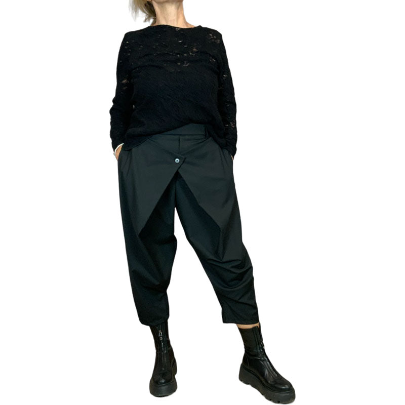 Genere Femminile Pantalone con Chiusura a Portafoglio Nero Tessuto in misto viscosa Fascia elasticizzata in vita con passanti per cintura Dettaglio chiusura a portafoglio con bottone centrale Tasche laterali a scomparsa Vestibilità morbida e comoda Colore: Nero Vestibilità Over Composizione Tessuto: 64%PL 33%VI 3%EA Taglia Unica Made in Italy Prodotto da Wendy Trendy Distribuito da 28dot8™