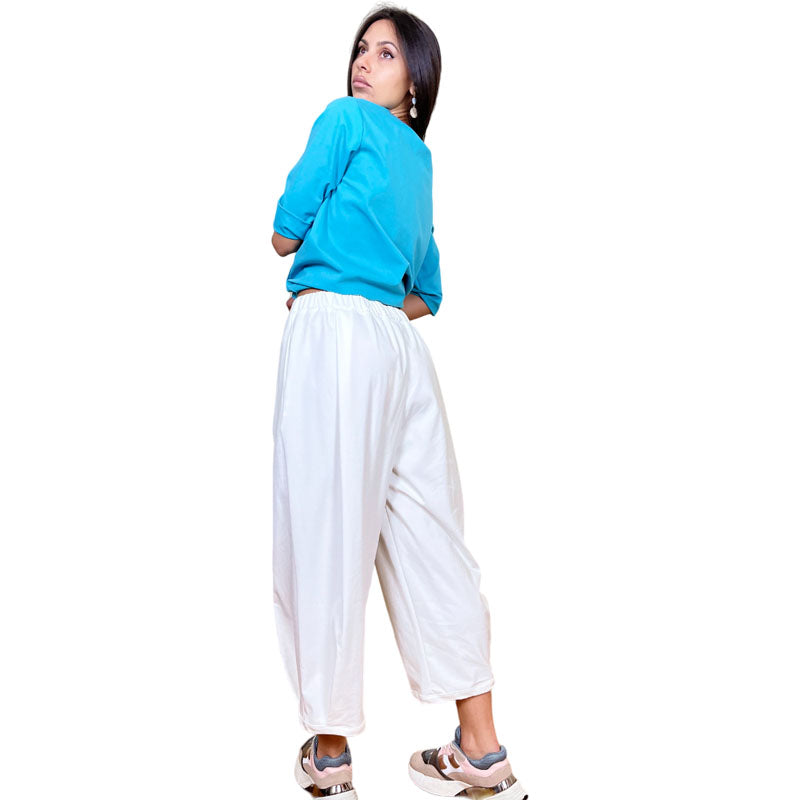 Pantaloni Larghi Bianchi Donna Piega alla caviglia Tessuto Punto Milano Fascia elasticizzata in vita Tasche laterali a scomparsa Colore Bianco Vestibilità larga e comoda Vestibilità Over Composizione Tessuto: 52%CO 40%PA 8%EA Taglia Unica Made in Italy Prodotto da Wendy Trendy Distribuito da 28dot8™