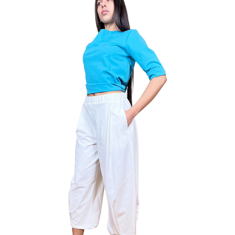 Pantaloni Larghi Bianchi Donna Piega alla caviglia Tessuto Punto Milano Fascia elasticizzata in vita Tasche laterali a scomparsa Colore Bianco Vestibilità larga e comoda Vestibilità Over Composizione Tessuto: 52%CO 40%PA 8%EA Taglia Unica Made in Italy Prodotto da Wendy Trendy Distribuito da 28dot8™