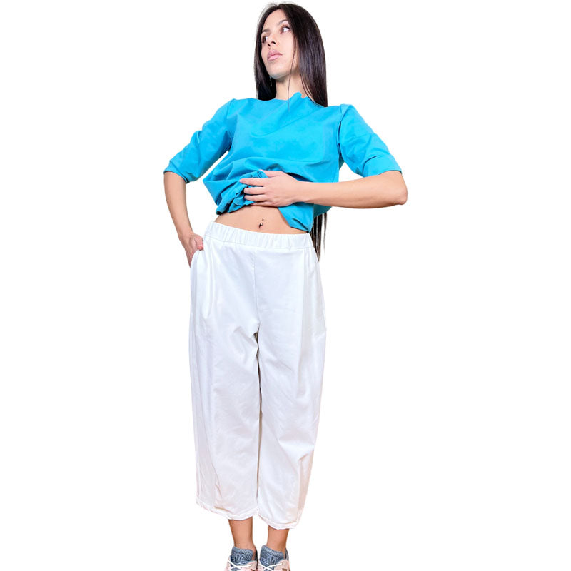 Pantaloni Larghi Bianchi Donna Piega alla caviglia Tessuto Punto Milano Fascia elasticizzata in vita Tasche laterali a scomparsa Colore Bianco Vestibilità larga e comoda Vestibilità Over Composizione Tessuto: 52%CO 40%PA 8%EA Taglia Unica Made in Italy Prodotto da Wendy Trendy Distribuito da 28dot8™